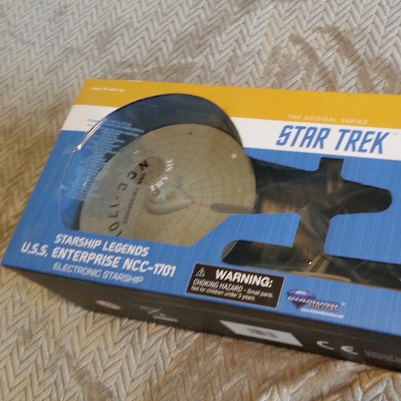 Diamond Select Toys Star Trek USS Enterprise NCC-1701 (2019 Version) - Picture 2 of 3